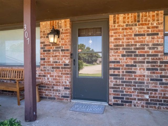 307 NE Skyline Circle, Lawton, OK 73507