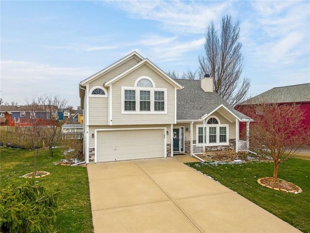 1305 Dogwood Drive, Greenwood, MO 64034