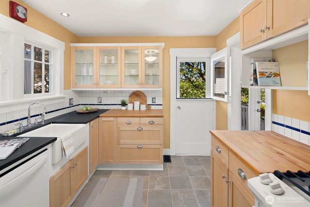 2580 5th Avenue W, Seattle, WA 98119
