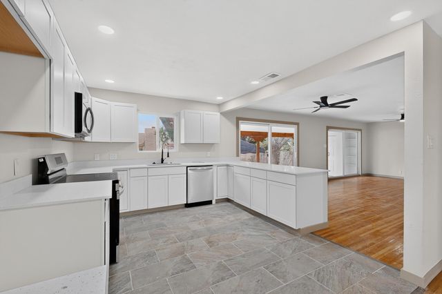 421 La Veta Drive NE, Albuquerque, NM 87108