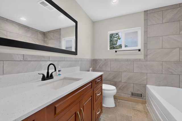 421 La Veta Drive NE, Albuquerque, NM 87108