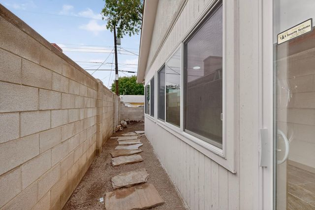 421 La Veta Drive NE, Albuquerque, NM 87108