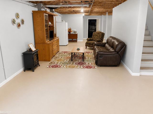 909 S Allen Road, Saint Clair, MI 48079