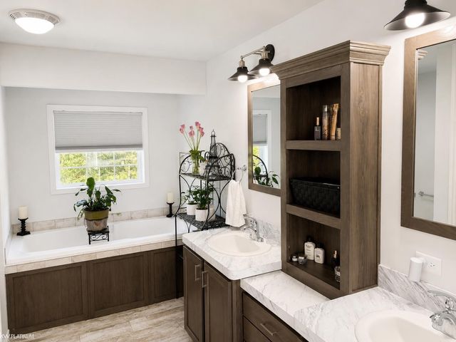 909 S Allen Road, Saint Clair, MI 48079