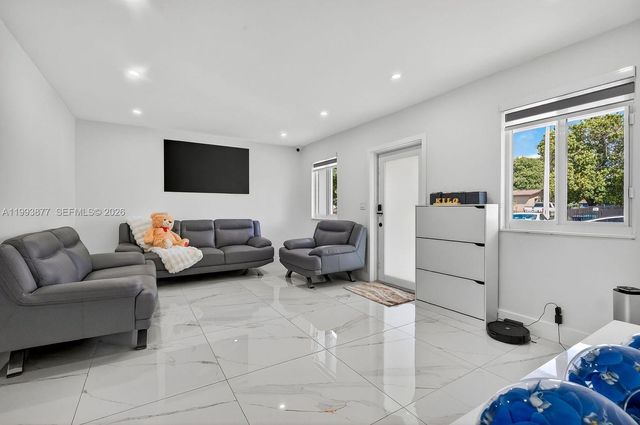 330 NW 195th Ter, Miami Gardens, FL 33169