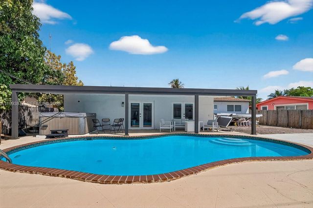 330 NW 195th Ter, Miami Gardens, FL 33169