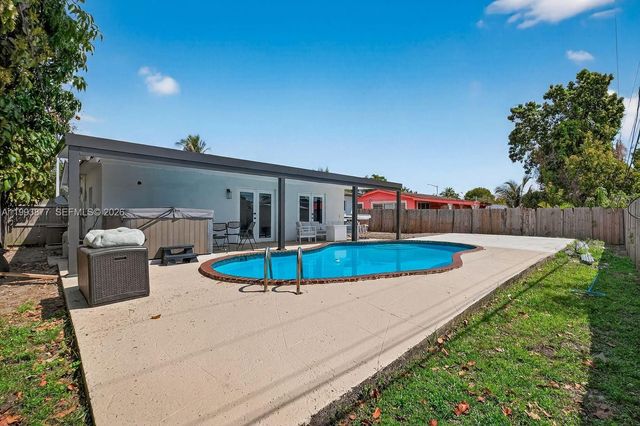 330 NW 195th Ter, Miami Gardens, FL 33169