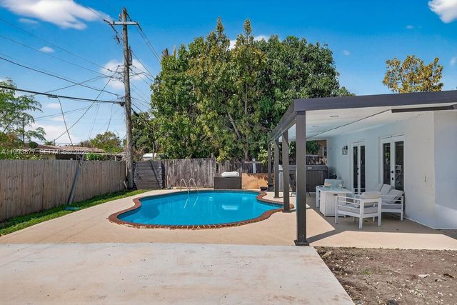 330 NW 195th Ter, Miami Gardens, FL 33169