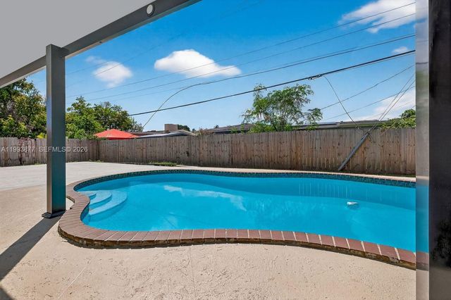 330 NW 195th Ter, Miami Gardens, FL 33169