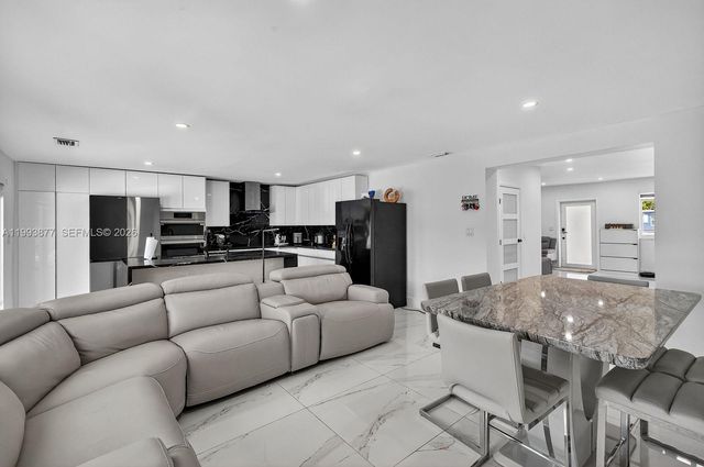 330 NW 195th Ter, Miami Gardens, FL 33169