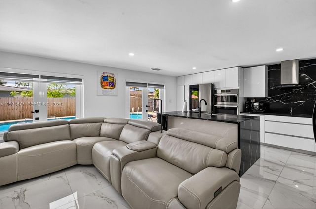 330 NW 195th Ter, Miami Gardens, FL 33169