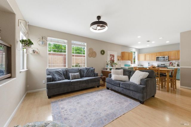 110 Chimney Rock Dr, Vacaville, CA 95687