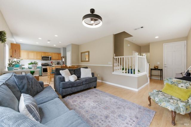 110 Chimney Rock Dr, Vacaville, CA 95687