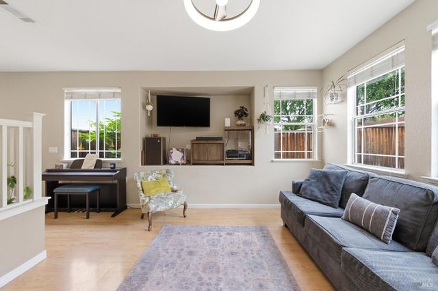 110 Chimney Rock Dr, Vacaville, CA 95687