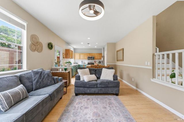 110 Chimney Rock Dr, Vacaville, CA 95687