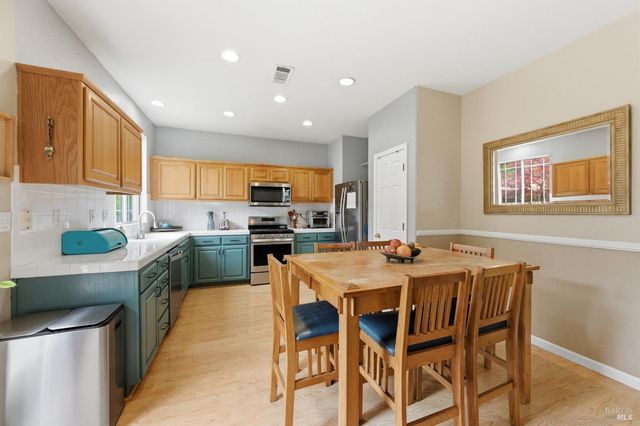 110 Chimney Rock Dr, Vacaville, CA 95687