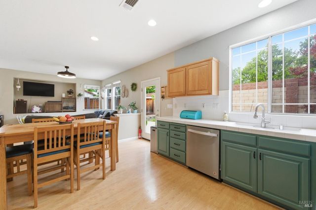 110 Chimney Rock Dr, Vacaville, CA 95687