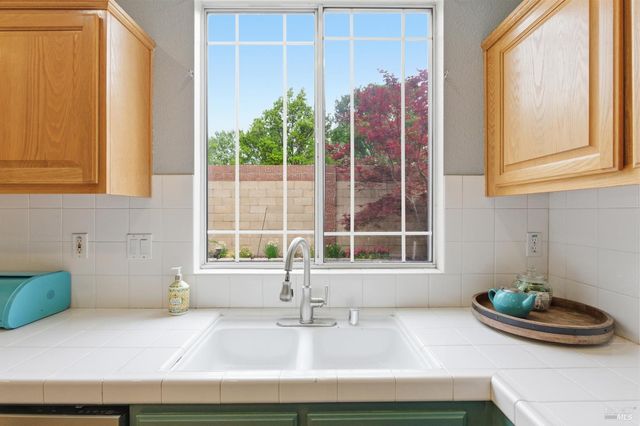 110 Chimney Rock Dr, Vacaville, CA 95687