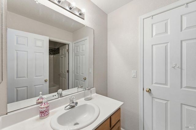 110 Chimney Rock Dr, Vacaville, CA 95687