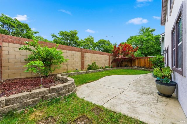 110 Chimney Rock Dr, Vacaville, CA 95687