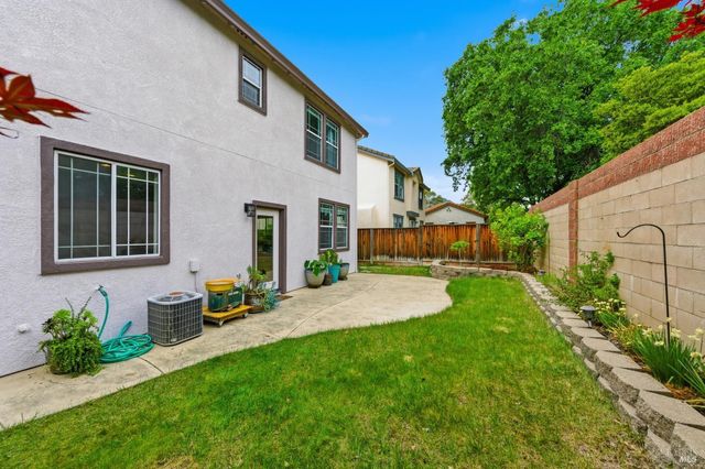 110 Chimney Rock Dr, Vacaville, CA 95687