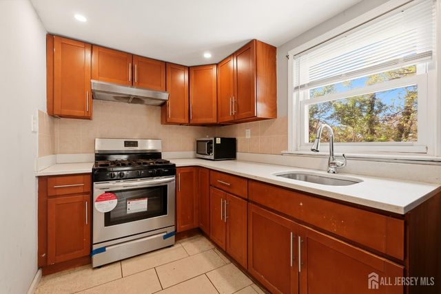 208 S 8th Avenue S, Highland Park, NJ 08904