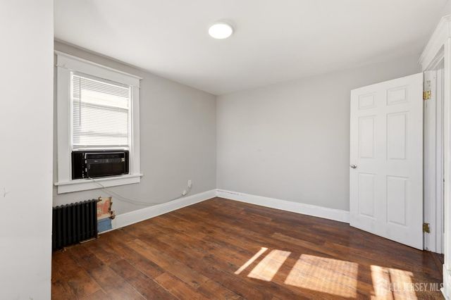 208 S 8th Avenue S, Highland Park, NJ 08904