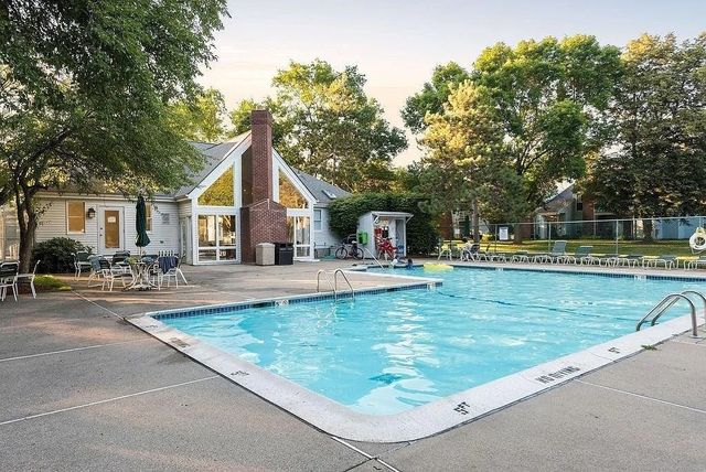 10 Squire Ct 1, Natick, MA 01760