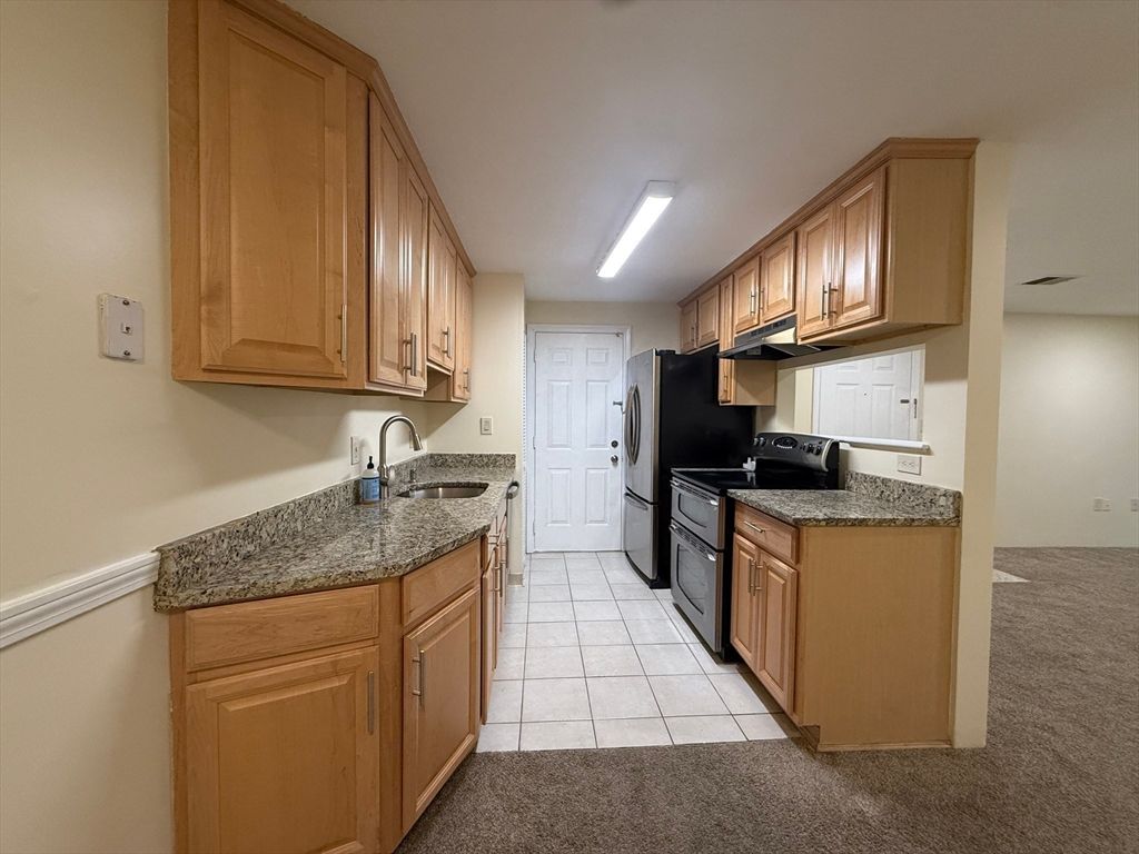 10 Squire Ct 1, Natick, MA 01760