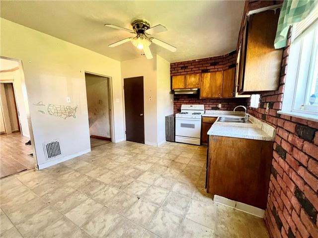 612 12th St, Pitcairn, PA 15140
