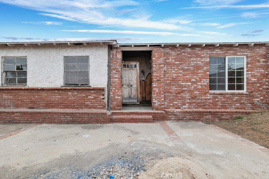 Image 10 of property listing at 9949 Noble Avenue, San Fernando, CA 91345