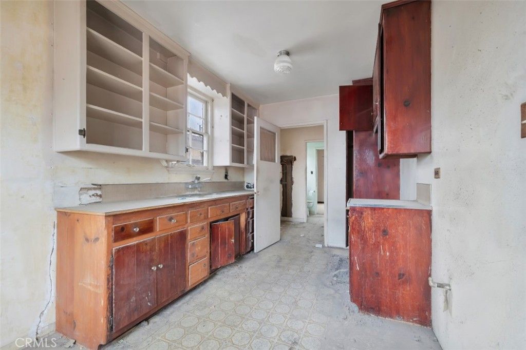 Image 15 of property listing at 9949 Noble Avenue, San Fernando, CA 91345