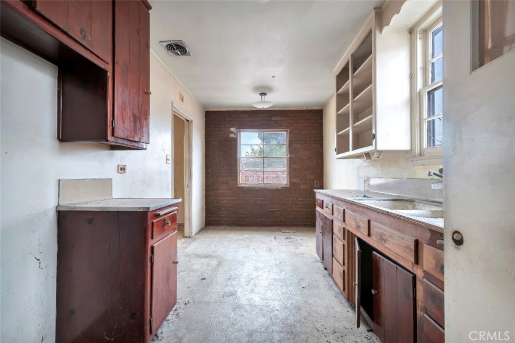 Image 16 of property listing at 9949 Noble Avenue, San Fernando, CA 91345