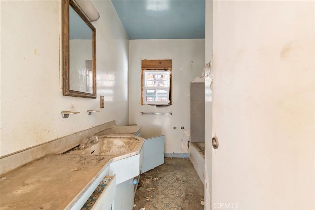 Image 25 of property listing at 9949 Noble Avenue, San Fernando, CA 91345