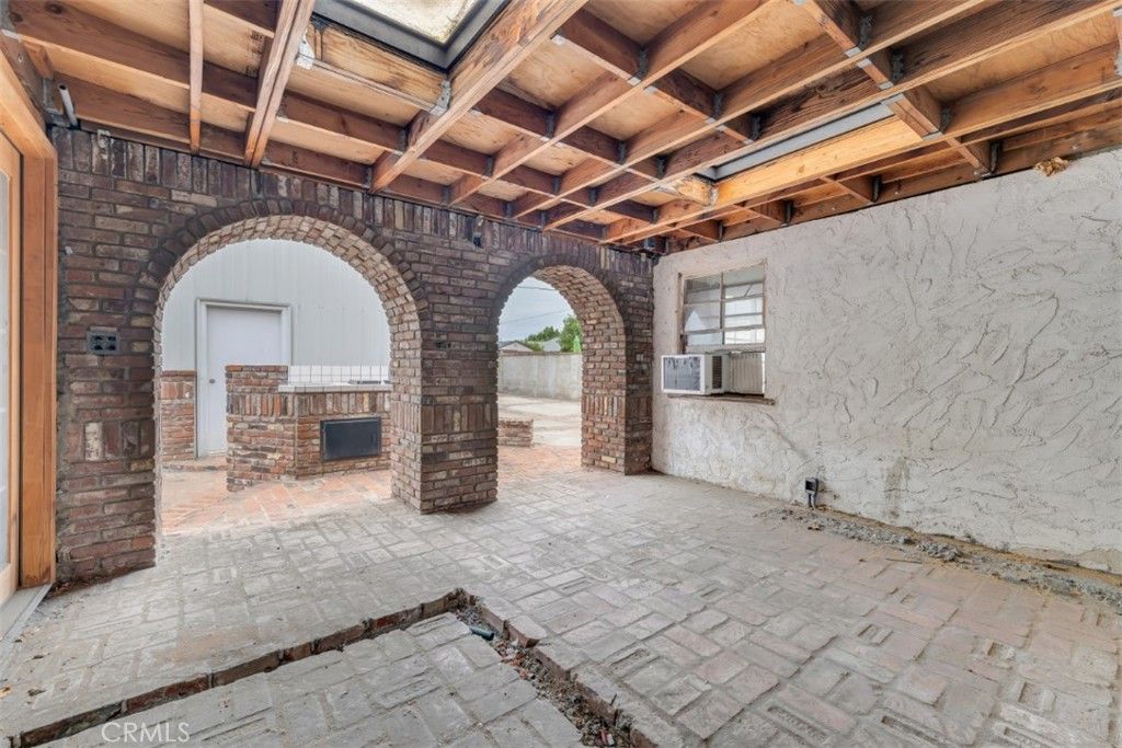 Image 27 of property listing at 9949 Noble Avenue, San Fernando, CA 91345