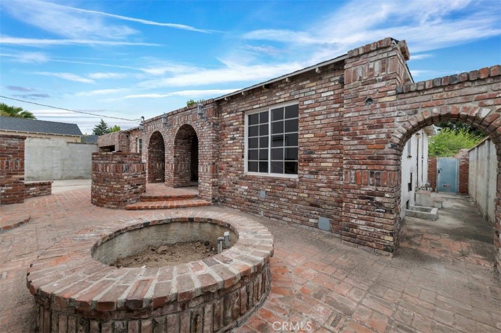 Image 28 of property listing at 9949 Noble Avenue, San Fernando, CA 91345