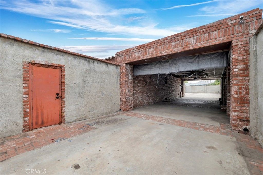 Image 31 of property listing at 9949 Noble Avenue, San Fernando, CA 91345