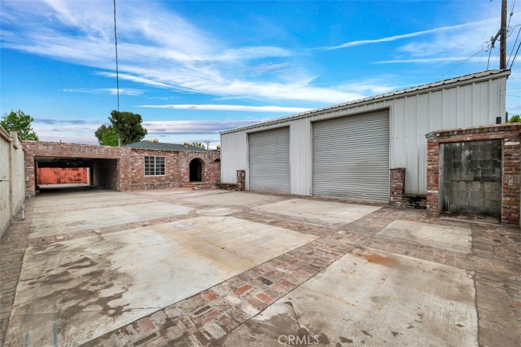 Image 33 of property listing at 9949 Noble Avenue, San Fernando, CA 91345