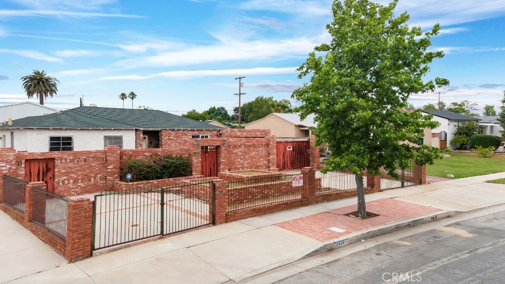 Image 3 of property listing at 9949 Noble Avenue, San Fernando, CA 91345