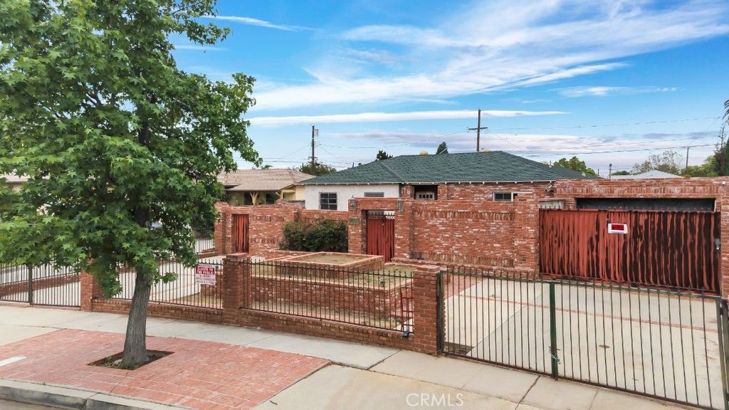 Image 4 of property listing at 9949 Noble Avenue, San Fernando, CA 91345