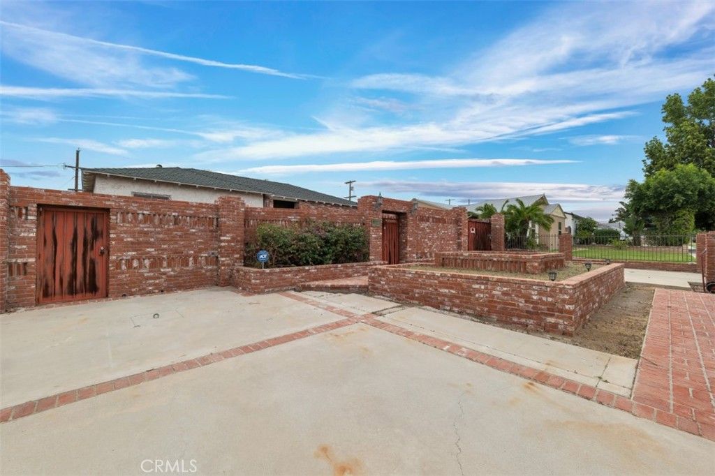 Image 7 of property listing at 9949 Noble Avenue, San Fernando, CA 91345