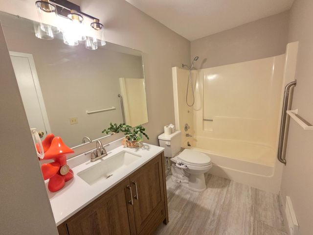 4174 Oakcrest Drive, Vadnais Heights, MN 55127