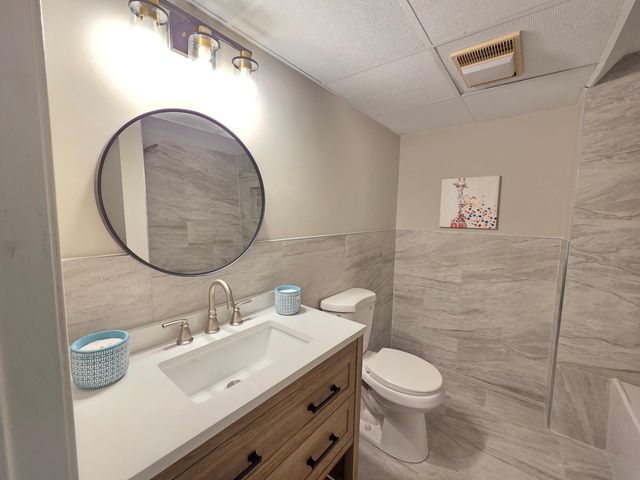 4174 Oakcrest Drive, Vadnais Heights, MN 55127