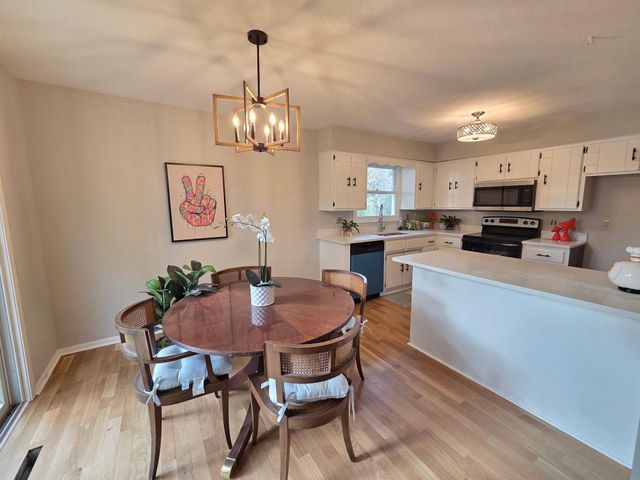 4174 Oakcrest Drive, Vadnais Heights, MN 55127