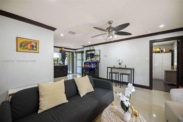 6870 Thomas St, Hollywood, FL 33024