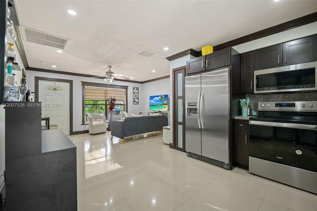 6870 Thomas St, Hollywood, FL 33024