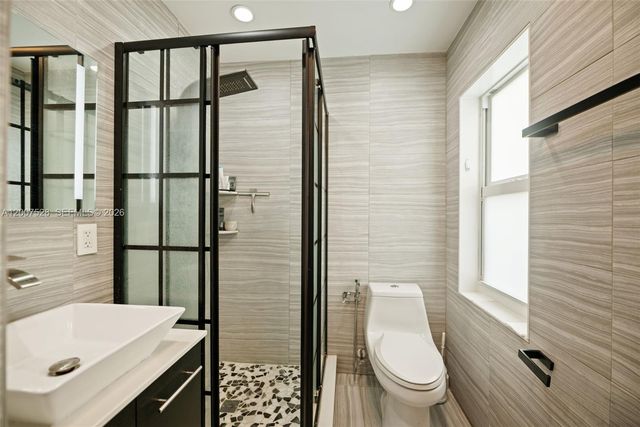 6870 Thomas St, Hollywood, FL 33024