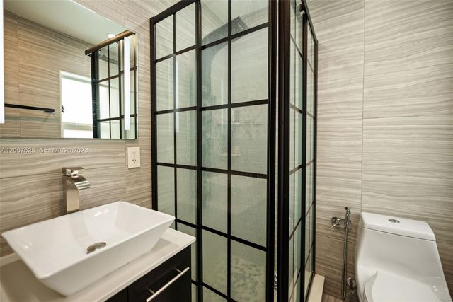 6870 Thomas St, Hollywood, FL 33024