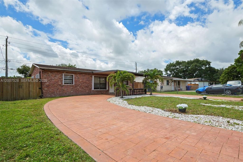 6870 Thomas St, Hollywood, FL 33024