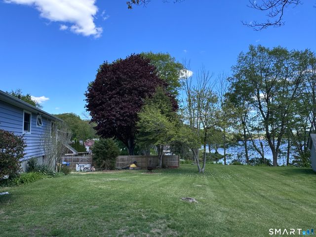 13 Trading Cove Drive, Norwich, CT 06360